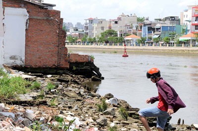 Riverside landslides become worse in Thanh Da Peninsula in Binh Thanh District of HCMC (Photo: SGGP)